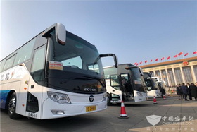 人民大会堂前的金旅考斯特
